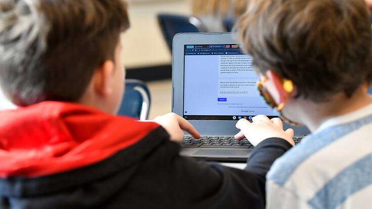 Les élèves zougois utiliseront l'intelligence artificielle en communiquant avec des "chabots". Ces experts virtuels serviront de "coaches" pour apprendre. Ils ne rédigeront pas leurs copies (image d'illustration).