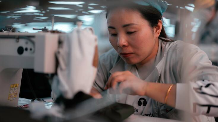 Les importations chinoises avaient connu 11 mois de contraction avant de rebondir en octobre. (EPA/ALEX PLAVEVSKI)