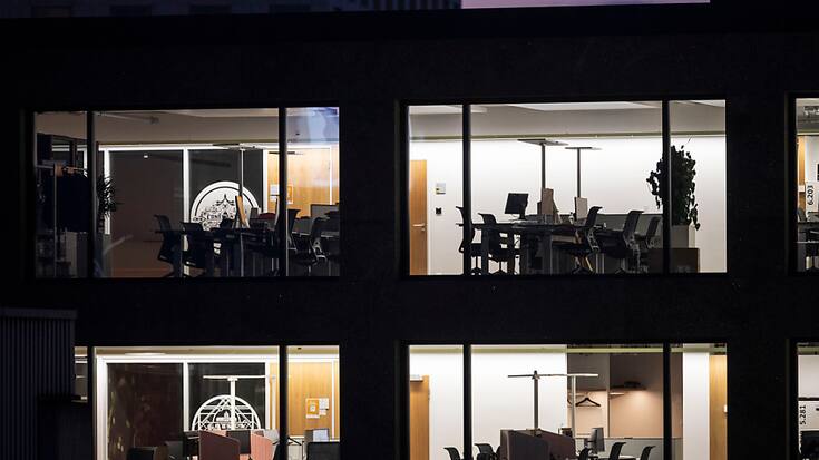 Le nombre de chômeurs longue durée, soit depuis plus d'une année, a reculé de pas loin d'un tiers en comparaison avec le même mois de l'année précédente, se fixant à 10'712 personnes, soit près de 11% des chômeurs inscrits. (KEYSTONE/Christian Beutler)