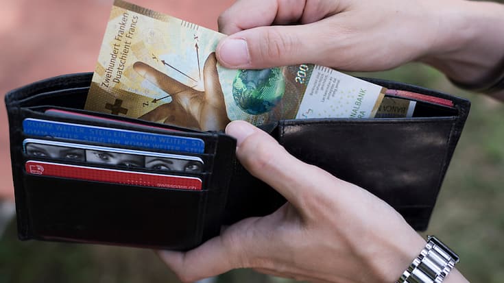 Les banques suisses profitent de marges d'intérêt élevées et augmentent la rémunération des comptes d'épargne que lorsqu'elles craignent de perdre des clients, affirme Moneyland. (KEYSTONE/Christian Beutler)