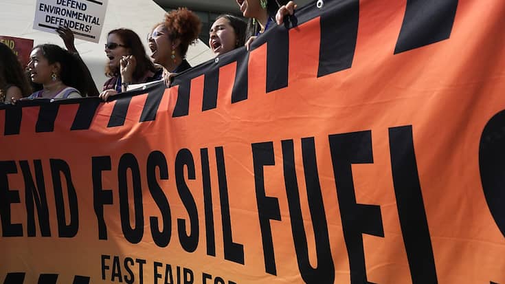 Des dizaines de jeunes activistes se sont rassemblés vendredi pour appeler à la fin des fossiles, lors d'une manifestation organisée par les "Fridays for Future", le mouvement de la grève de l'école lancée par la Suédoise Greta Thunberg.