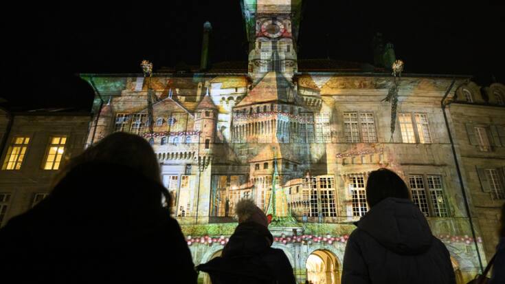Le nouveau spectacle "La fabuleuse histoire de Jean-Yves Lablette" est projeté sur l'Hôtel-de-Ville, avec des horaires alternés par rapport à Rumine.