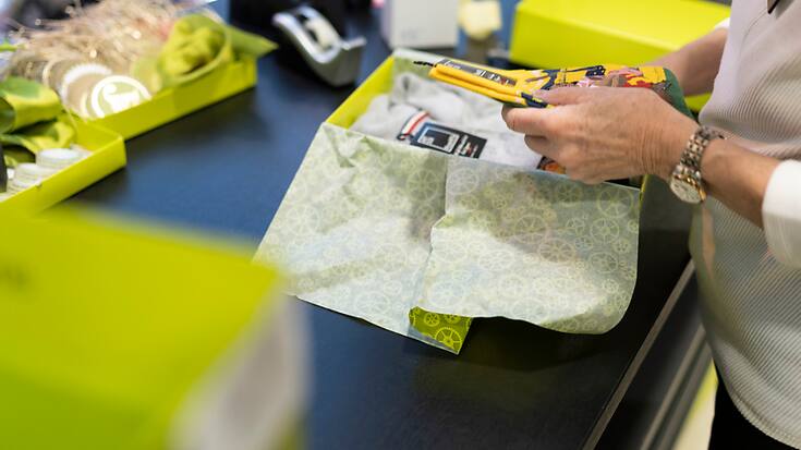 L'érosion du moral des consommateurs helvétiques, grevé par l'inflation, les coûts de la santé et les incertitudes, devrait se répercuter sur le montant alloué aux cadeaux de Noël et sur les dons. (archives)