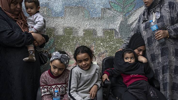 Pour Human Rights Watch (HRW), la censure opérée sur les plateformes de Meta comme Facebook ou Instagram "contribue à l'effacement des souffrances des Palestiniens". Sur la photo, le deuil d'une famille palestinienne jeudi pour leurs proches tués dans un bombardement israélien à Gaza.
