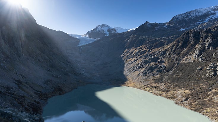 Le glacier et le lac de Trift dans l'Oberland bernois.