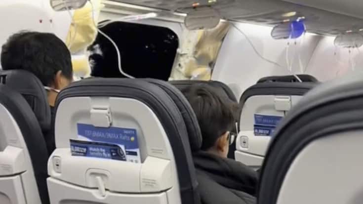 Une porte de l'avion s'est ouverte et détachée de la carlingue en plein vol, alors que l'appareil se trouvait à près de 5000 mètres d'altitude.