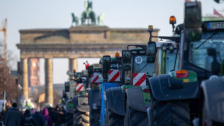Des agriculteurs protestent près de la porte de Brandebourg à Berlin.