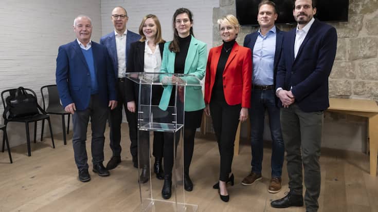Pour AgroImpact (de g. à dr.): Claude Baehler, président d'AgroImpact, Eugenio Simioni, directeur général de Nestlé Suisse, Valerie Dittli, ministre, Aude Jarabo, directrice d'AgroImpact, Isabelle Moret, ministre, Benoît Stadelmann de WWF Suisse et Martin Pidoux, directeur de Prométerre.
