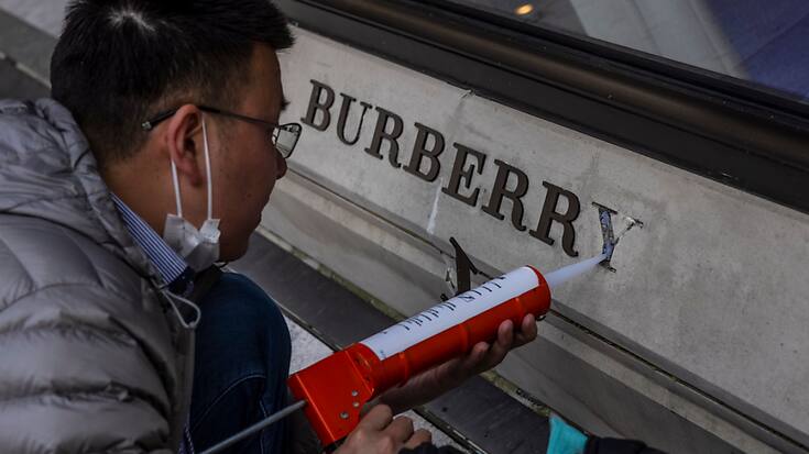 Burberry a vu ses revenus reculer de 7% sur un an au troisième trimestre de son exercice 2023/24, illustrant le ralentissement de la demande dans le secteur du luxe. (archives)