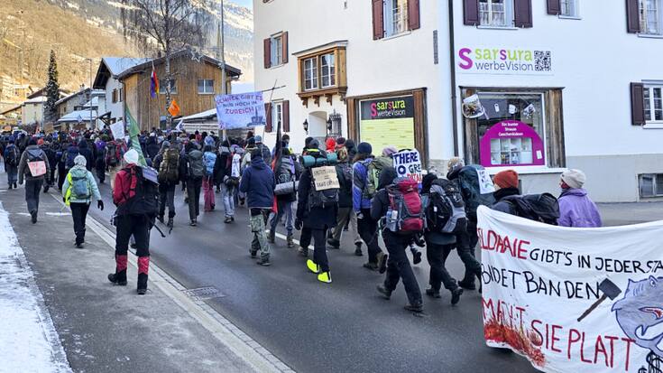 Les manifestants anti-WEF sont partis de Küblis (GR) samedi. Ils ont critiqué l'itinéraire autorisé, qui les fait passer en grande partie par des chemins de randonnée.