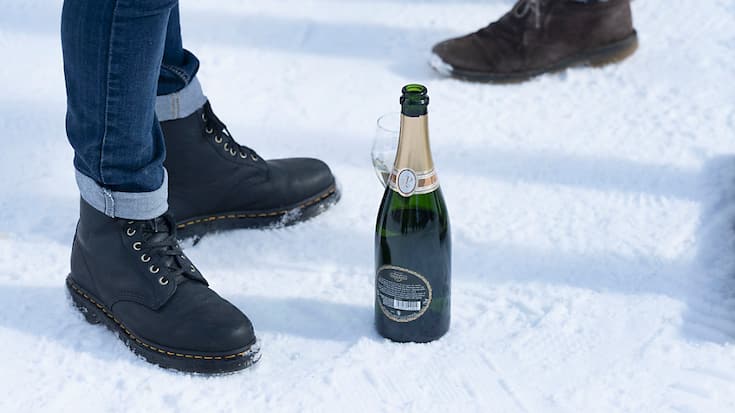 En 2020, la pandémie de Covid-19 avait fait reculer les ventes à quelque 245 millions de bouteilles, puis en 2021 elles étaient remontées à 320 millions, avant d'atteindre 326 millions en 2022. (KEYSTONE/Christian Beutler)