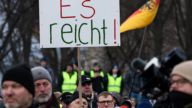 "Ca suffit!". Des milliers d'agriculteurs ont exprimé leur colère lundi dans le centre de la capitale allemande contre les projets du gouvernement de baisser les subventions du secteur.