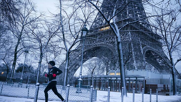 En 2023, 6,3 millions de touristes sont monté sur la tour Eiffel, un nombre plus élevé qu'avant la pandémie de Covid. Les Français restent les premiers visiteurs, suivis par les Nord Américains (Archives).