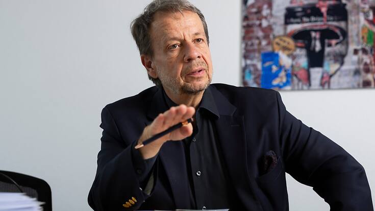 L'ancien directeur général de la SSR Armin Walpen voit un poids lourd politique issu de l'UDc ou du PLR pour succéder à Gilles Marchand, en photo. (archives)