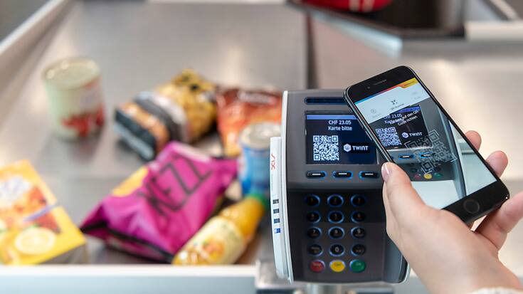 Grâce à de nouvelles innovations techniques, Twint compte rendre les paiements aux caisses des magasins encore plus rapides. (KEYSTONE/Christian Beutler)