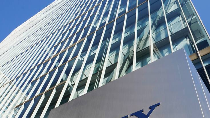 Depuis la signature de l'accord en décembre 2021, l'action du géant indien a chuté de plus de 30% à la Bourse de Bombay, qui était fermée lundi en raison d'un jour férié. EPA/KIMIMASA MAYAMA