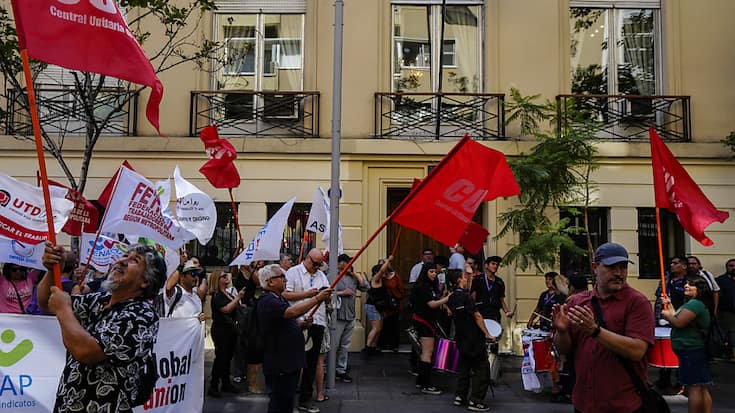 Même à l'étranger, comme ici devant l'ambassade argentine à Santiago du Chili, des manifestants s'opposent aux réformes du nouveau président Milei.