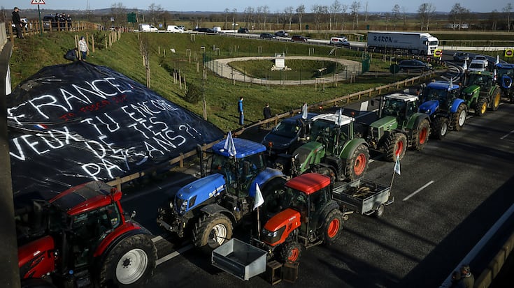 Les agriculteurs préparent un "blocus" autoroutier de Paris.