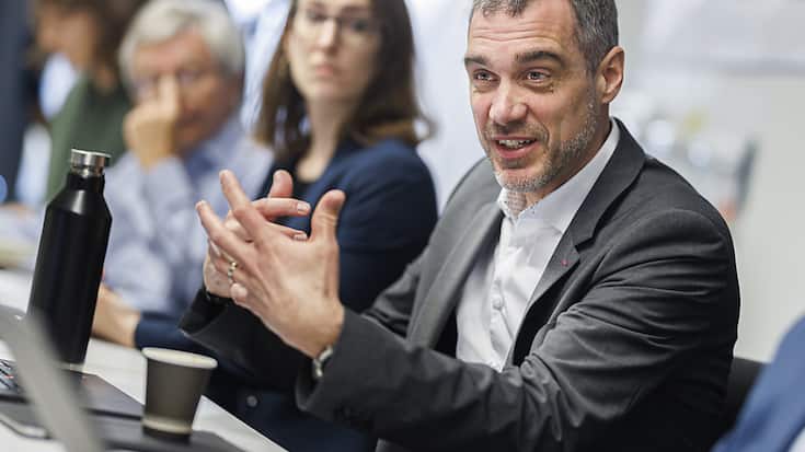 En 2024, une vingtaine de chantiers CFF impliqueront des mesures particulières, comme des bus de remplacement, pour les passagers romands, a expliqué David Fattebert, directeur régional des CFF pour la Suisse romande.