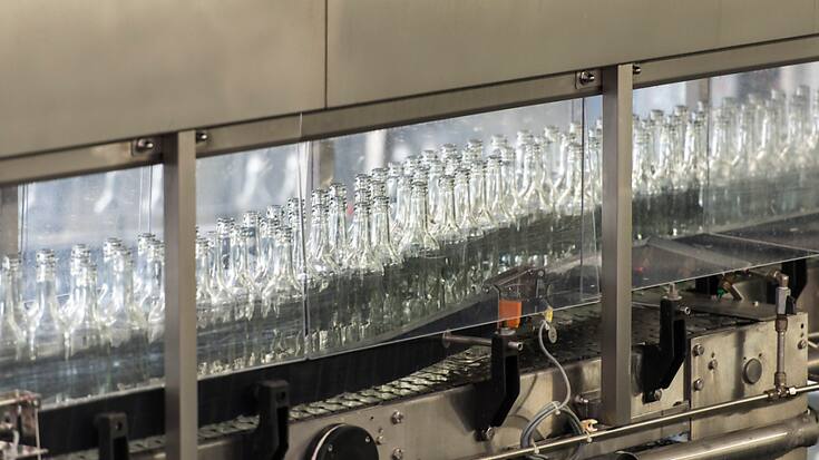 Nestlé Waters, a informé en 2021 les autorités françaises qu'il avait recouru à des traitements interdits sur certaines de ses eaux minérales pour maintenir "leur sécurité alimentaire", a-t-il indiqué lundi à l'AFP, confirmant une information des Echos. (KEYSTONE/Christian Beutler)