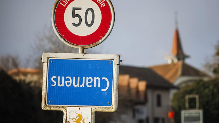 Panneaux de localités à l'envers, comme durant le week-end à Cuarnens (VD): les paysans suisses posent aussi leurs revendications.