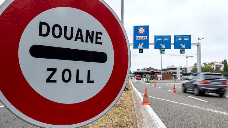 Les échanges commerciaux de la Suisse se sont amenuisés dans les deux sens du trafic en 2023, au terme d'un exercice à géométrie variable. Les exportations ont reculé de 1,2% en termes nominaux - non corrigé des variations de prix - pour un total de 274,3 milliards de francs. (KEYSTONE/M.Trezzini)