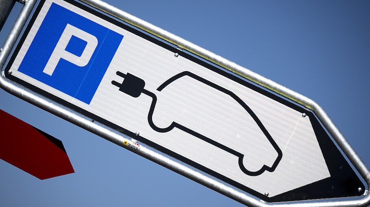 Si on prend en compte l'ensemble des véhicules routiers à moteur nouvellement mis en circulation l'année dernière, leur nombre est resté nettement inférieur à son niveau d'avant la pandémie. (KEYSTONE/Laurent Gillieron)