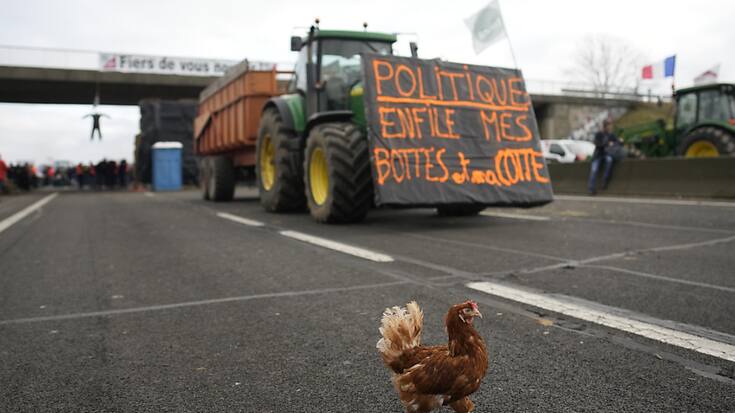 Pendant que le président Emmanuel Macron et le Premier ministre Gabriel Attal s'expriment sur la grogne des agriculteurs, ces derniers continuent à bloquer des axes stratégiques autour de Paris.