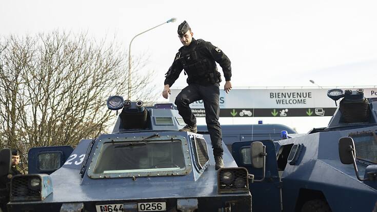 Les blindés sont stationnés à l'entrée d'un point stratégique de la colère agricole française, à Rungis, aux portes de Paris.