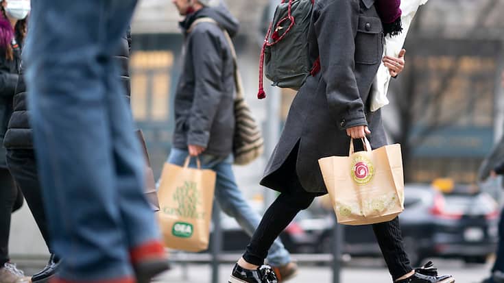 Par rapport à novembre 2023, les denrées alimentaires, les boissons et le tabac accusent un repli de 1,7% en décembre en termes nominaux et de 1,4% ajustés du renchérissement. Le secteur non alimentaire s'est contracté de 0,6% en termes nominaux et de 0,8% en termes réels. (KEYSTONE/Gaetan Bally)