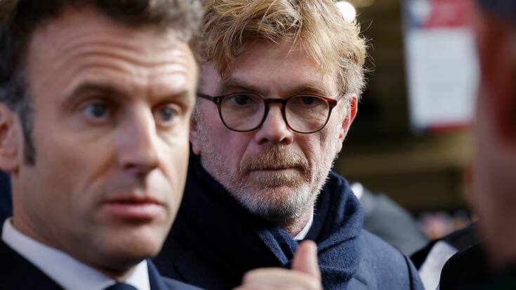 Le ministre de l'Agriculture français Marc Fesneau (à dr., avec le président Emmanuel Macron) a annoncé un geste pour les viticulteurs.