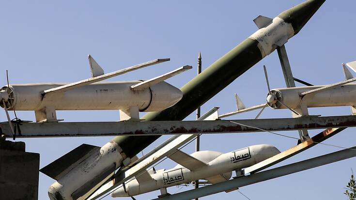 Des drones et missiles factices exposés récemment sur une place de Sanaa, au Yémen. Les rebelles Houtis utilisent de telles armes pour menacer la navigation commerciale en mer Rouge.