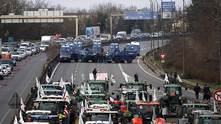 Les paysans de nombreux pays européens manifestent, comme ici près de Paris mercredi.