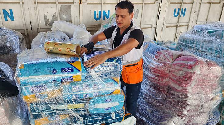 En pleine polémique, l'Unrwa, dont on voit ici un local de distribution de vivres, est proposée pour le Prix Nobel de la paix (Photo d'illustration).