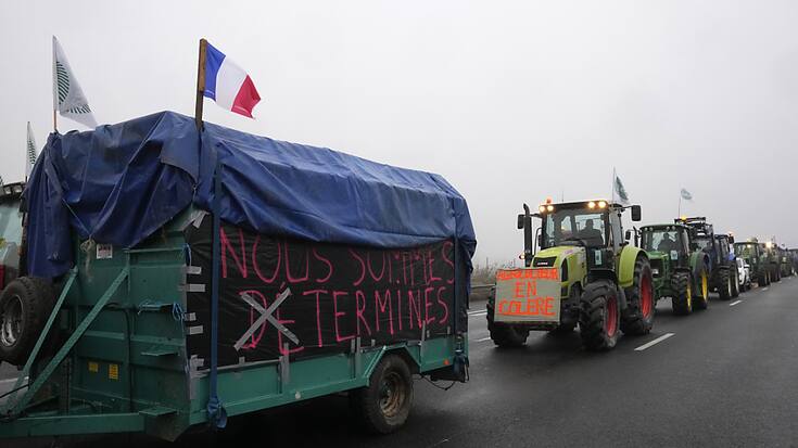 La levée des barrages d'agriculteurs se poursuit vendredi après une série de concessions gouvernementales. comme ici au sud de Paris.