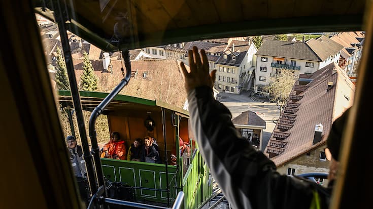 Les deux voitures se croisent au milieu de l'ascension, qui représente un peu plus de 55 mètres de dénivelé total.