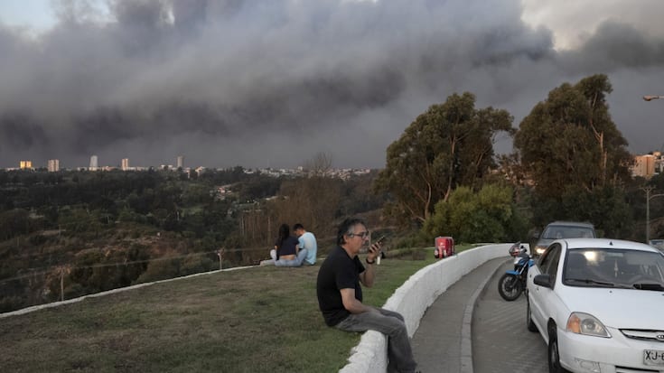 Une épaisse fumée recouvre le ciel au-dessus de la région touristique de Vinal del Mar.