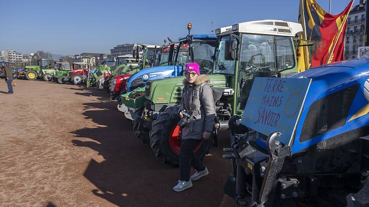 Une trentaine de tracteurs ont rejoint la Plaine de Plainpalais à Genève samedi pour exprimer la colère paysanne.