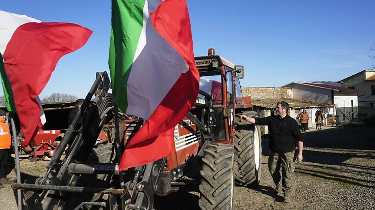 En Italie, des agriculteurs avec quelque 150 tracteurs ont manifesté à Orte, à une heure de Rome.