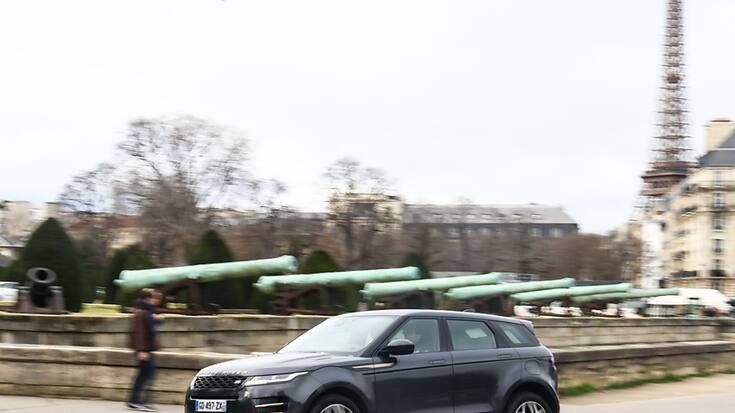 L'utilisateur d'un véhicule thermique ou hybride rechargeable dépassant 1,6 tonne, ou deux tonnes pour un véhicule électrique, devra bientôt payer 18 euros l'heure de stationnement dans les arrondissements centraux de la capitale.