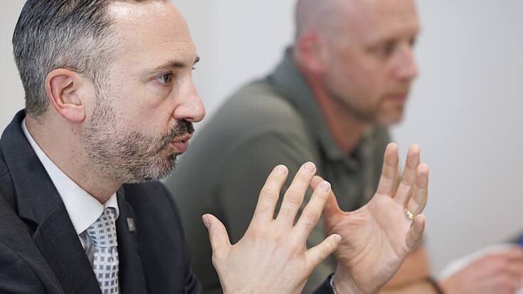 Le conseiller d'Etat Fréderic Favre (à gauche) et le chef du service de la chasse Nicolas Bourquin se disent "satisfaits de la régulation proactive" en Valais.