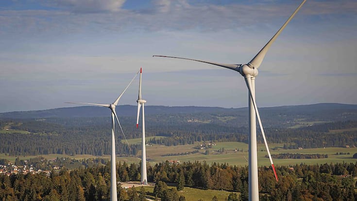 Le parc éolien suisse a produit un record d'électricité l'an dernier. En photo, les éoliennes de Sainte-Croix (VD), qui ne sont toutefois pas dans le bilan 2023, car raccordées en janvier dernier seulement. Reste que la Suisse est nettement à la traîne dans le domaine. (archives)