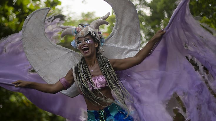 Raquel Poti se produit sur des échasses en bois lors de la "Loucura Suburbana", ou parade pré-carnavalesque de la folie des banlieues, à Rio de Janeiro, au Brésil, jeudi dernier.