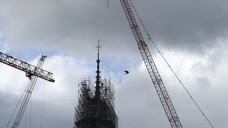 L'aiguille de la flèche, reconstruite à l'identique de celle conçue au XIXe siècle par l'architecte Eugène Viollet-Le-Duc, chef-d'oeuvre en bois de chêne massif recouvert d'une toiture en plomb, est déjà visible.