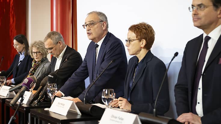 Entouré de représentants présents à la deuxième table ronde, le conseiller fédéral Guy Parmelin a présenté le plan d'action pour contrer la pénurie de logements.