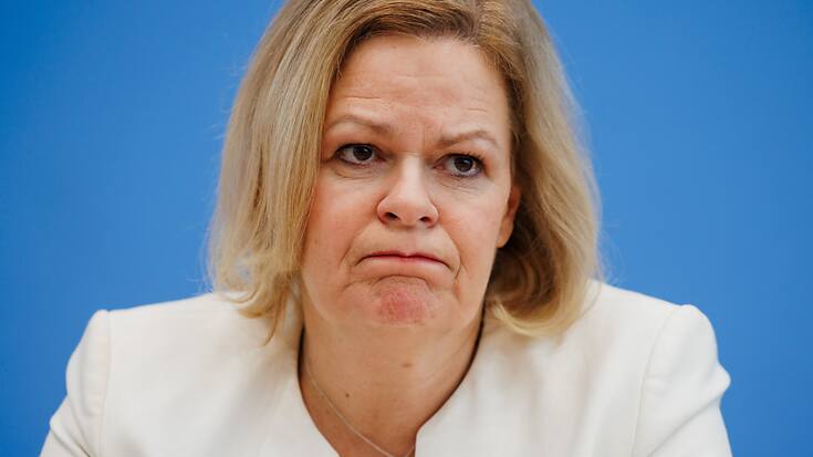 Se félicitant de la récente mobilisation de "centaines de milliers de citoyens" contre les extrémistes, la ministre de l'Intérieur, Nancy Faeser, a détaillé treize mesures pour lutter contre ce qu'elle considère être "la plus grande menace pour l'ordre démocratique".