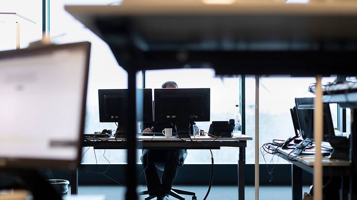 Pour 2024, les experts de Deloitte s'attendent à un effet de rattrapage avec une reprise des fusions et acquisitions suisses. (KEYSTONE/Gaetan Bally)