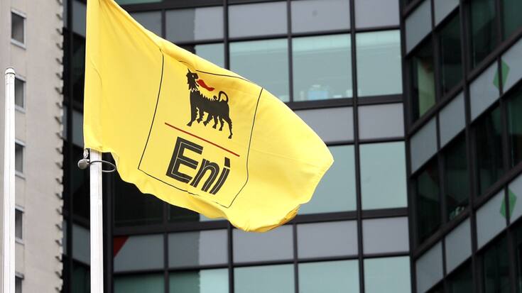 Sous l'effet de la baisse des cours, le chiffre d'affaires du groupe a baissé de 29% à 93,71 milliards d'euros, légèrement en dessous des attentes des analystes. (AP Photo/Luca Bruno)