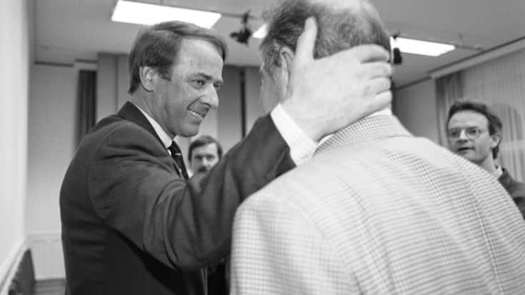 En 1994, alors qu'il était ministre des Transports, Adolf Ogi (à gauche) a dû accepter le oui à l'Initiative des Alpes. (archives)