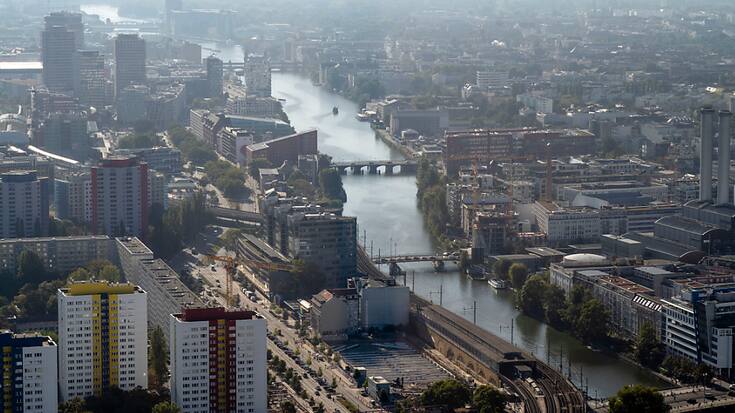Une soixantaine de groupes industriels européens a publié lundi un appel aux dirigeants de l'UE demandant des mesures de soutien. (AP Photo/Markus Schreiber)